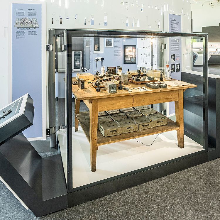 Der Kernspaltungstisch in der Ausstellung Chemie.