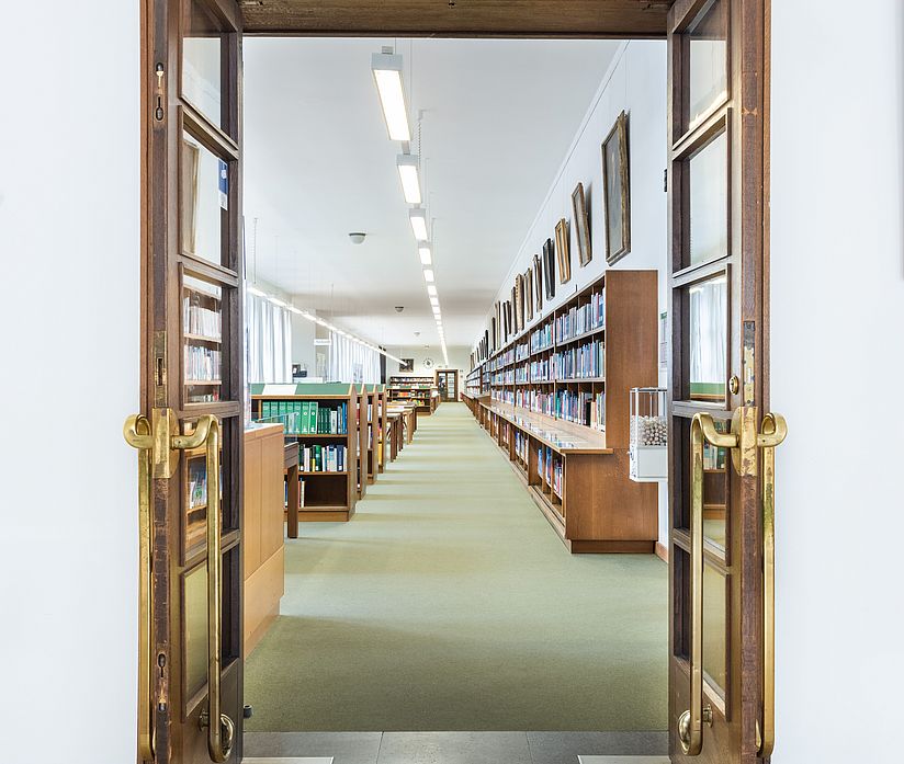 Offene Türen ermöglichen den Blick in den Lesesaal der Bibliothek des Deutschen Museums.