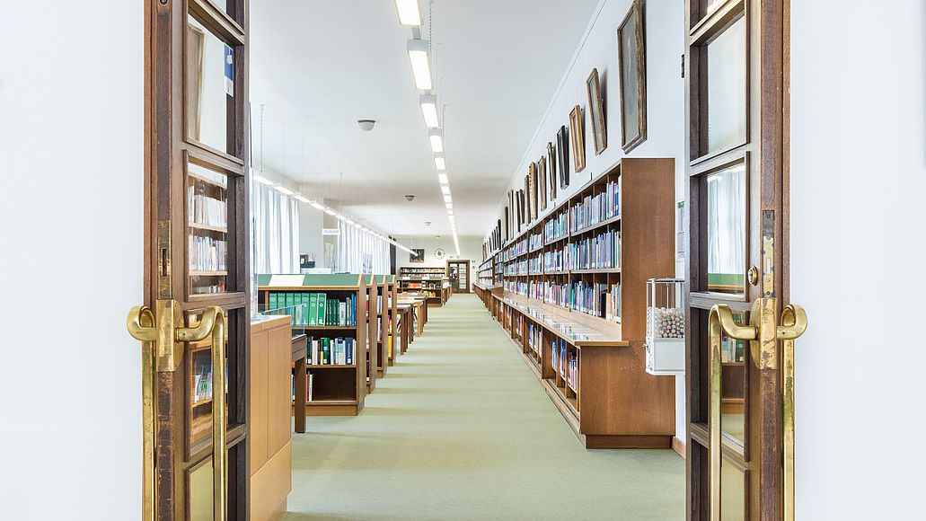 Eingang zum Lesesaal Offene Türen ermöglichen den Blick in den Lesesaal der Bibliothek des Deutschen Museums.