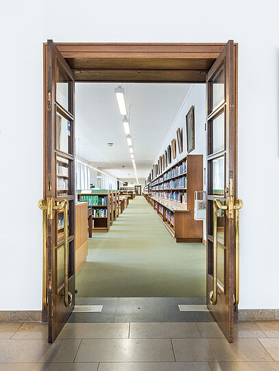 Offene Türen ermöglichen den Blick in den Lesesaal der Bibliothek des Deutschen Museums.