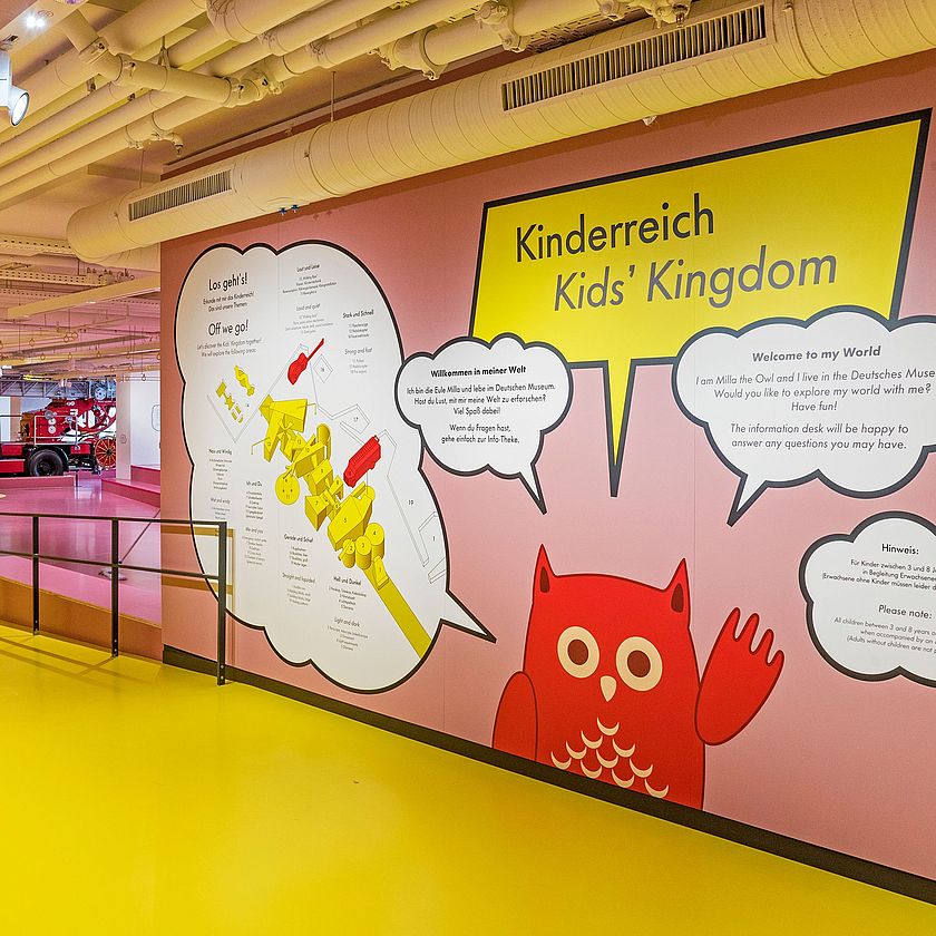 Blick in das Kinderreich mit Erklär-Wand, als Einführung in das Kinderreich.