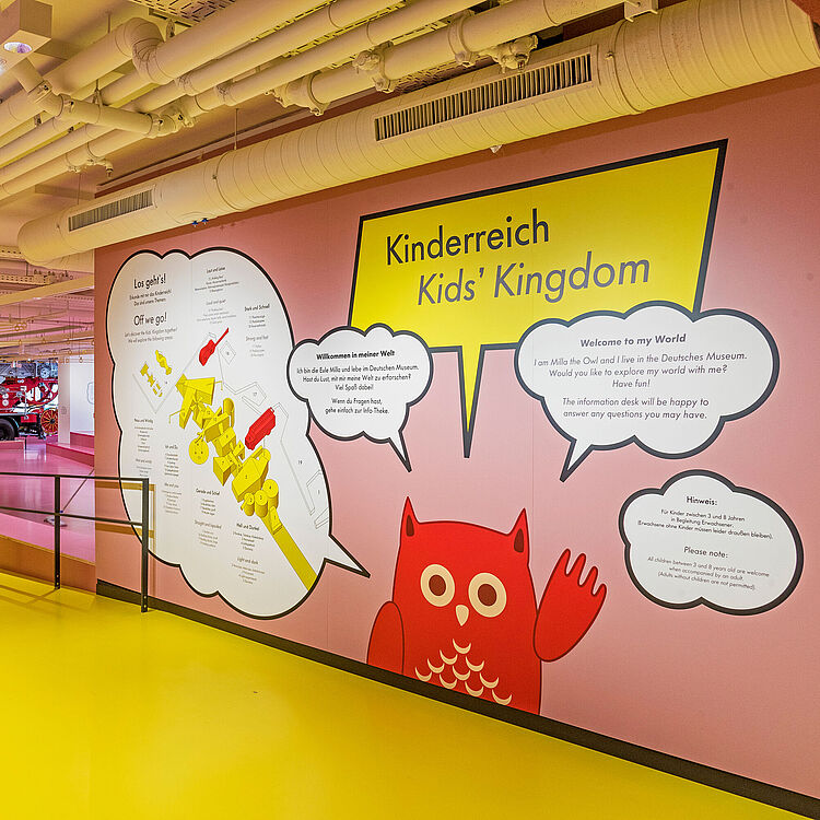 Blick in das Kinderreich mit Erklär-Wand, als Einführung in das Kinderreich.