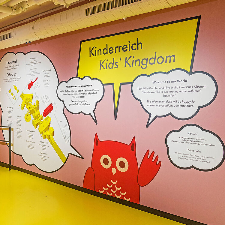 Blick in das Kinderreich mit Erklär-Wand, als Einführung in das Kinderreich.