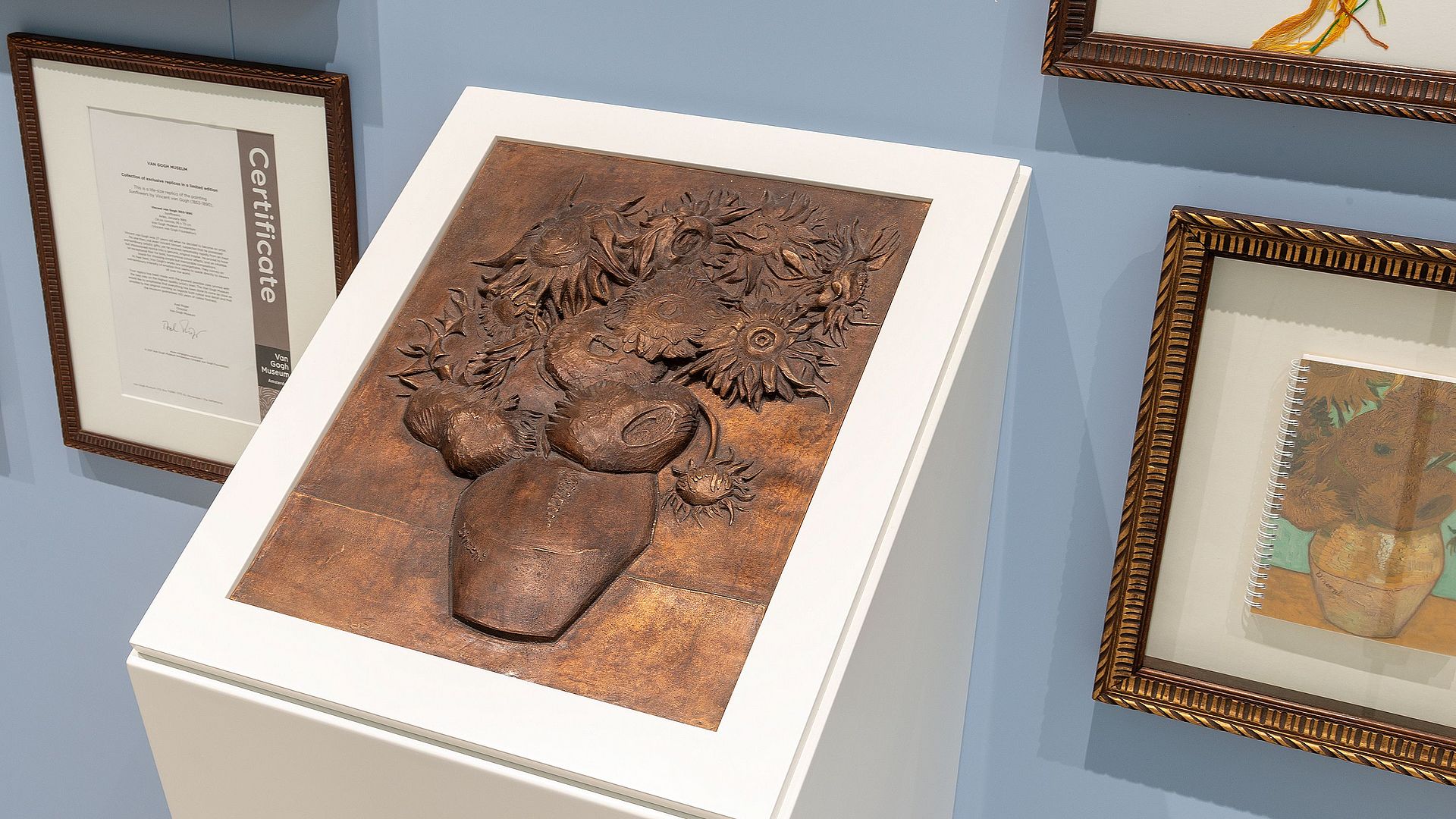 Tastrelief Sonnenblumen von Van Gogh in der Ausstellung Bild Schrift Codes.