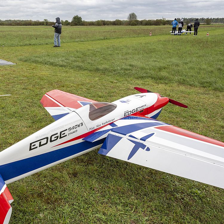 Modellflugzeuge auf dem Flugplatz der Flugwerft Schleißheim.