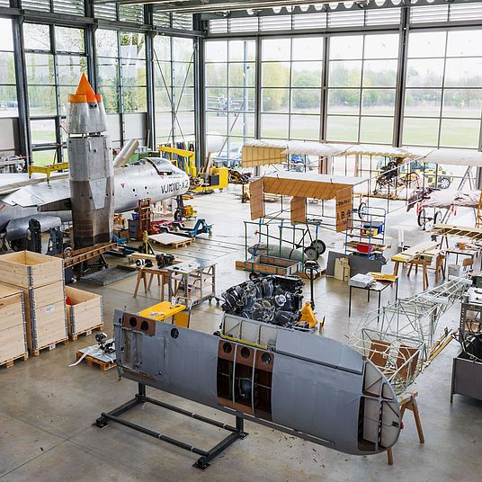 Blick in die Gläserne Werkstatt der Flugwerft Schleißheim.