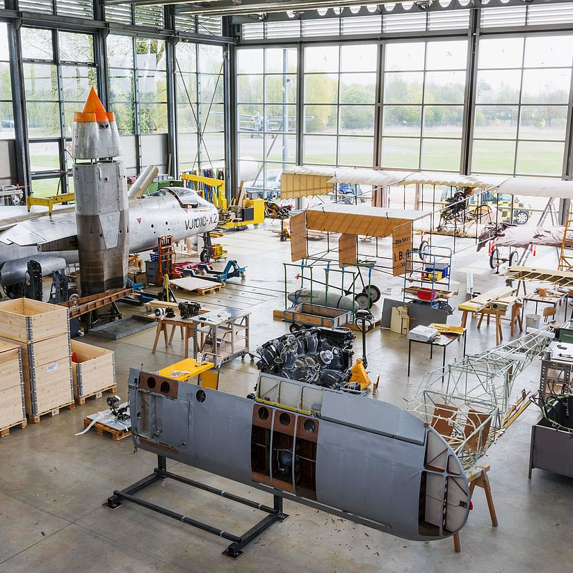 Blick in die Gläserne Werkstatt der Flugwerft Schleißheim.