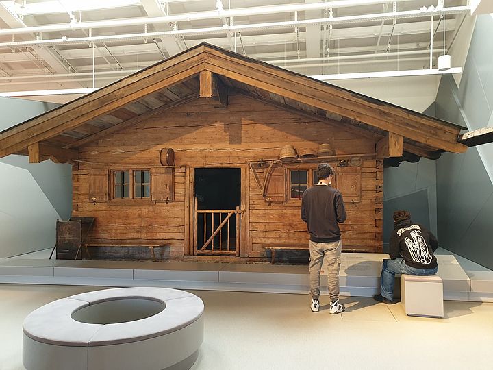 Zwei Jugendliche vor der Almhütte in der Ausstellung Landwirtschaft und Ernährung.