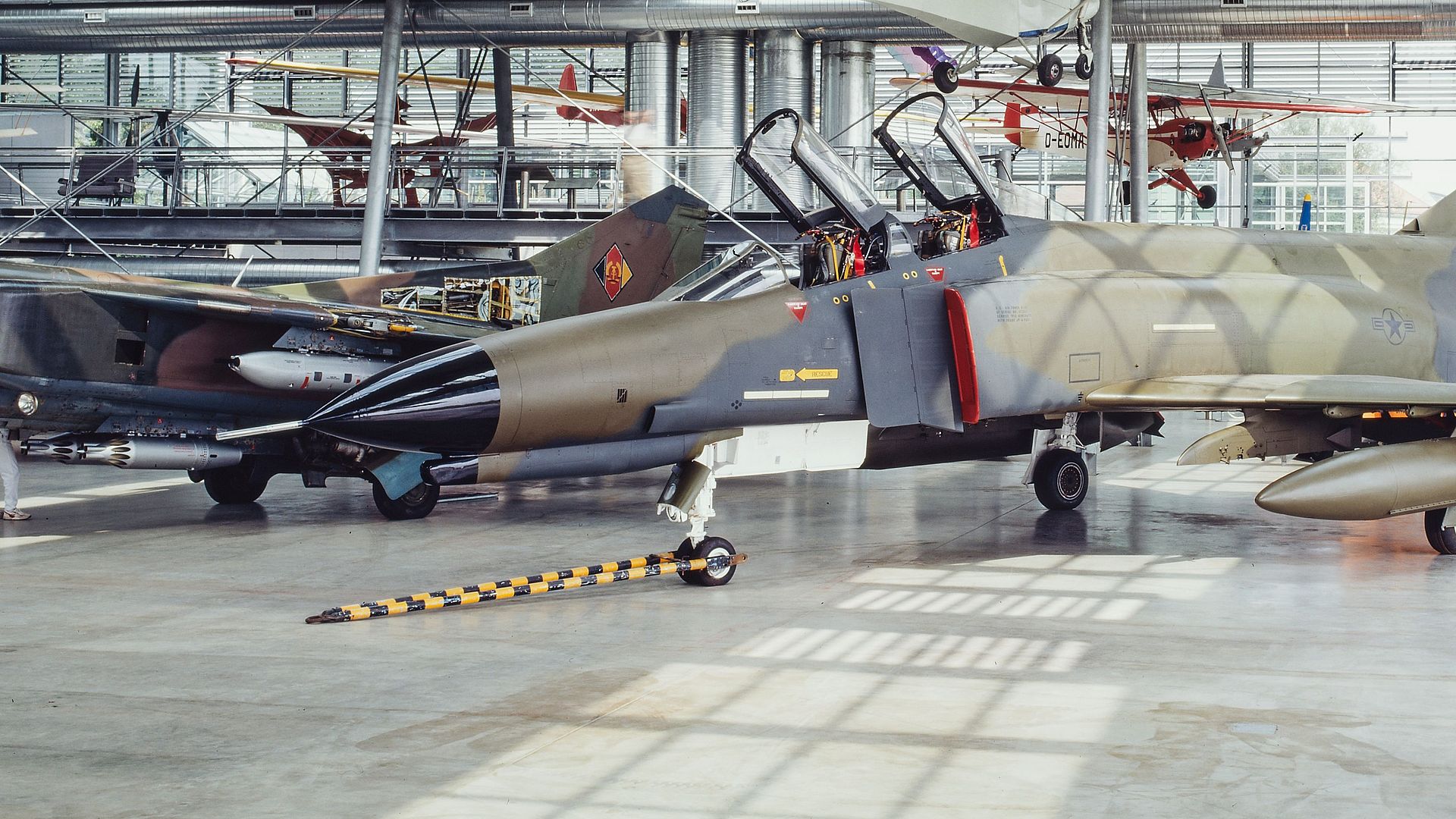 Militärflugzeug F-4 E in der Flugwerft Schleißheim.