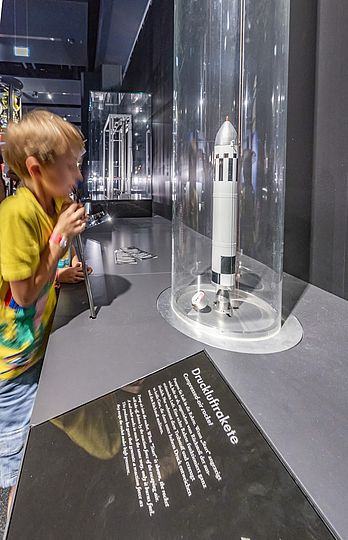 Raketenstart in der Ausstellung Raumfahrt