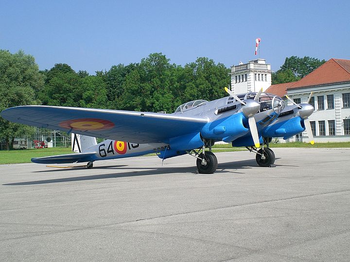 Militärflugzeug CASA 2.111 B in der Flugwerft Schleißheim.