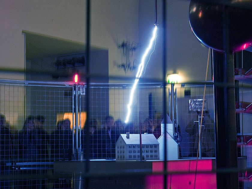 Vorführung: Blitzeinschlag in der Ausstellung Starkstromtechnik.