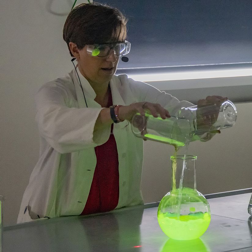 Experiment im Chemie Besucherlabor.