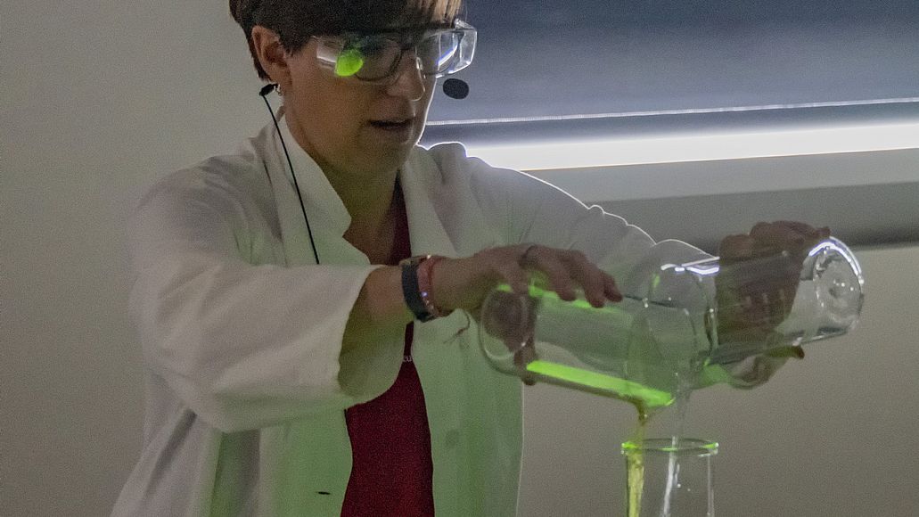 Experiment im Chemie Besucherlabor.