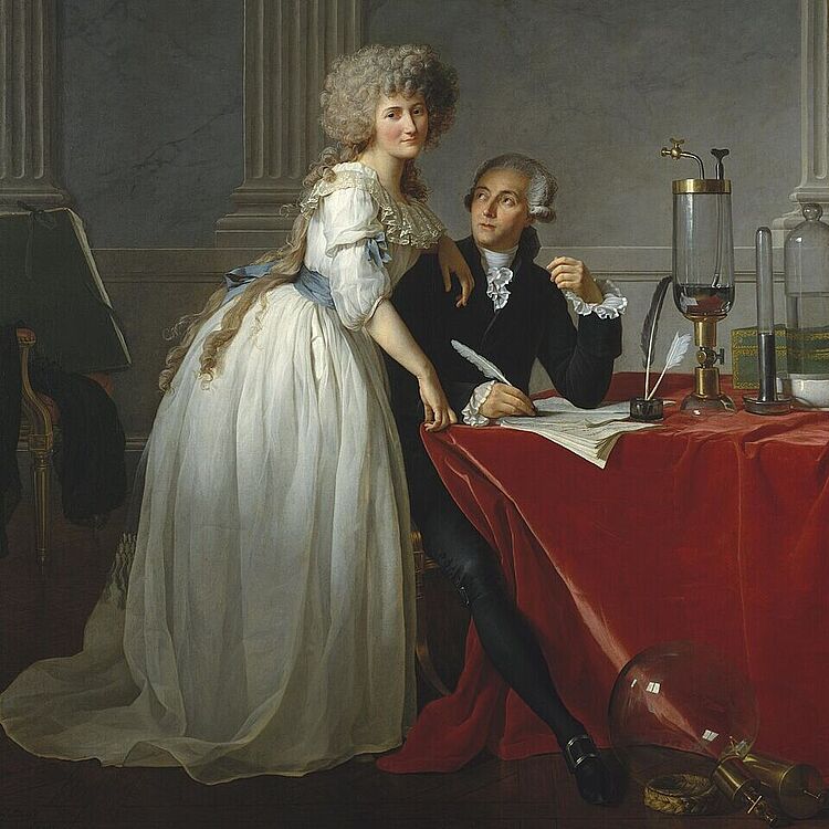 Porträt von Monsieur Lavoisier, der an einem Tisch mit wissenschaftlichen Geräten sitzt, und seiner Frau Marie, die in einem weißen Kleid steht und den Betrachter ansieht.