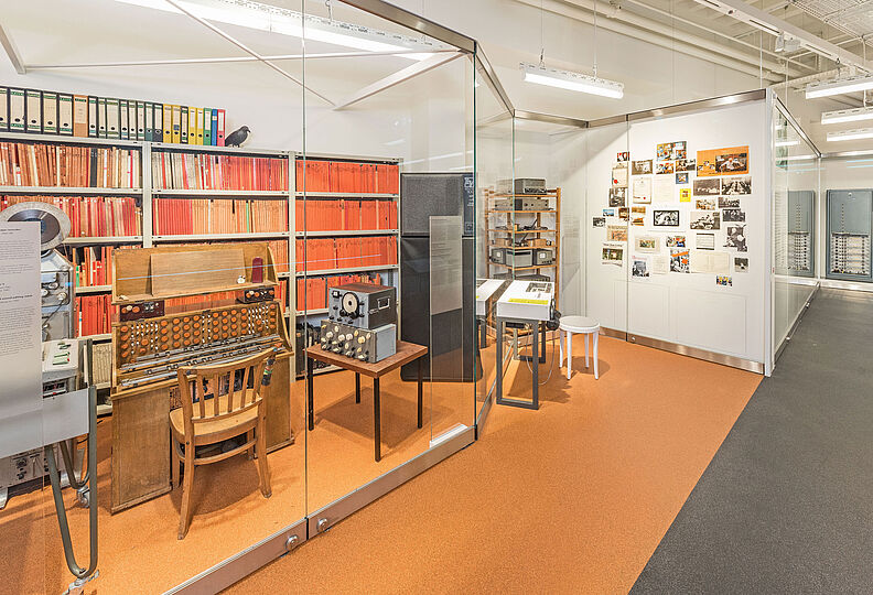 Rekonstruktion des Studios von Oskar Sala mit Trautonium in der Ausstellung Musikinstrumente.