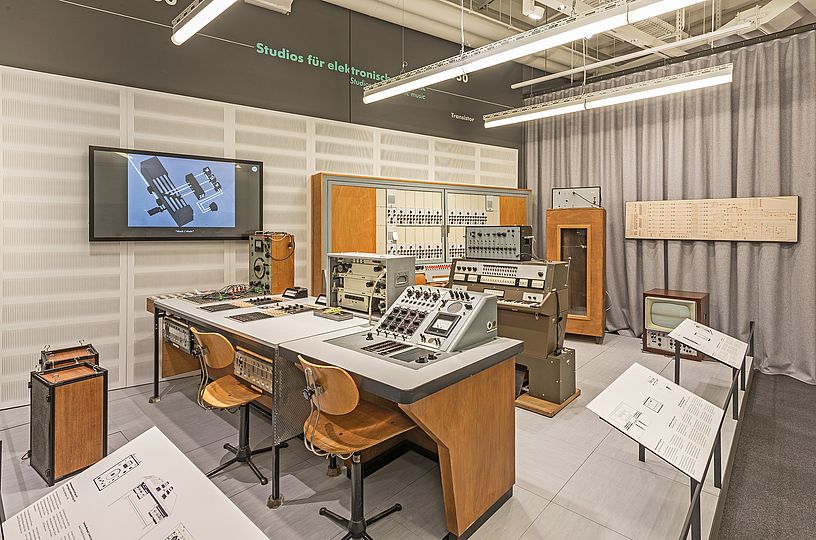Das Siemens-Studio für elektronische Musik in der Ausstellung Musikinstrumente.