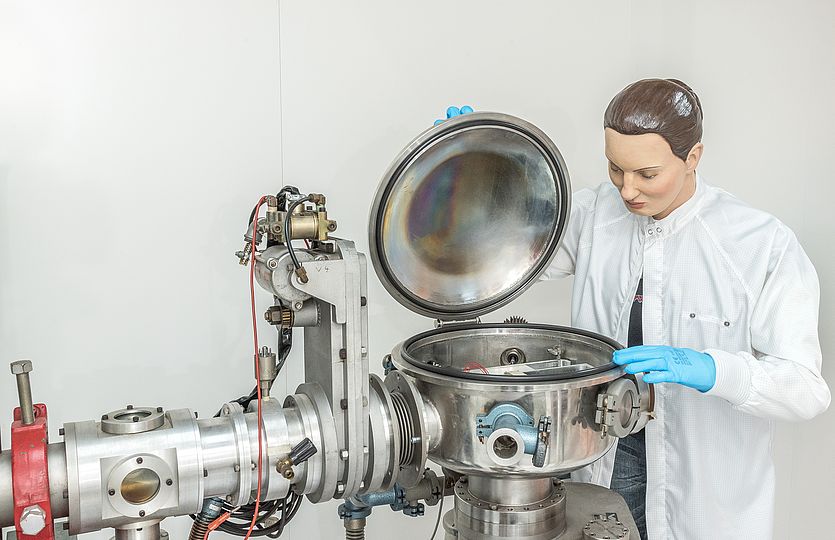 Ionenimplanter mit Modell eines lebensgroßen Menschen Ausstellung Elektronik.