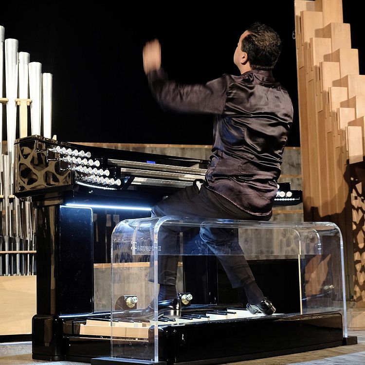 Paolo Oreni an seiner "Wanderer"-Orgel.