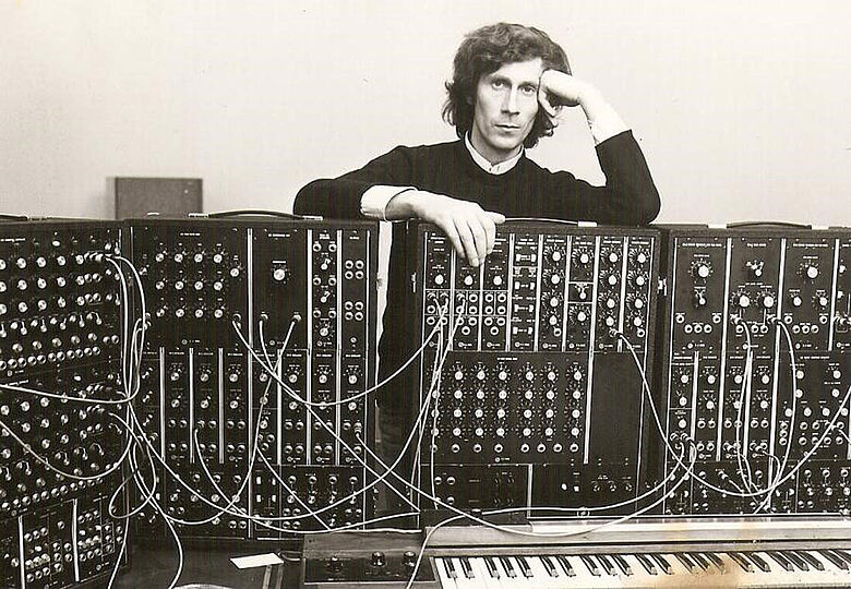 Eberhard Schoener hinter einem Moog-Synthesizer