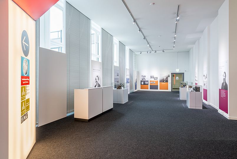 Blick in die Sonderausstellung mit Wandtafeln und einzelnen Objekten in Vitrinen.