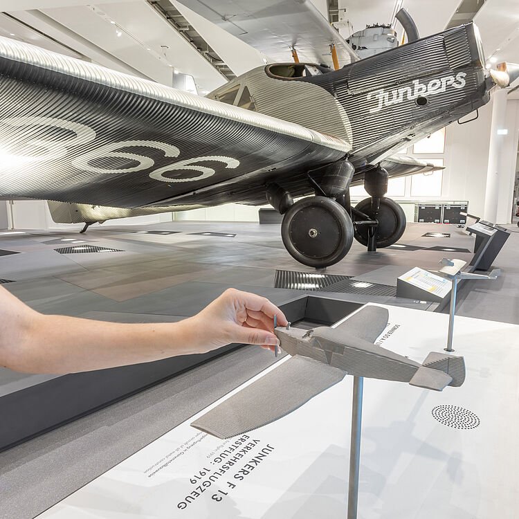Das Tastmodell der Junkers F13 in der Ausstellung Historische Luftfahrt. Im Hintergrund das Originale Flugzeug.