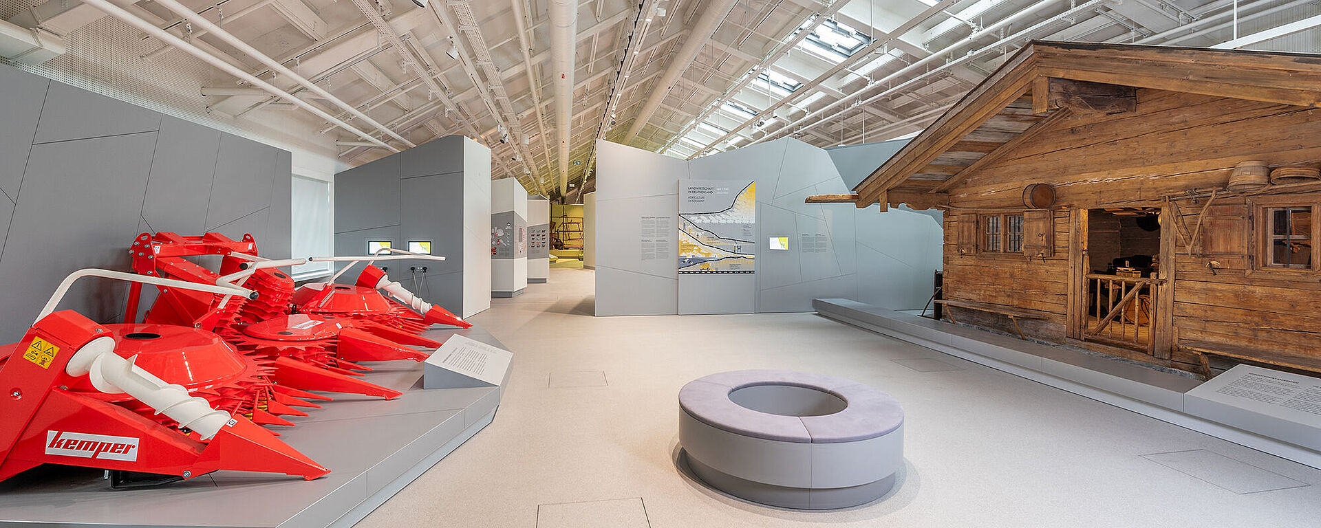 Almhütte und Maisgebiss (Ernte-Aufsatz für landwirtschaftliches Fahrzeug)