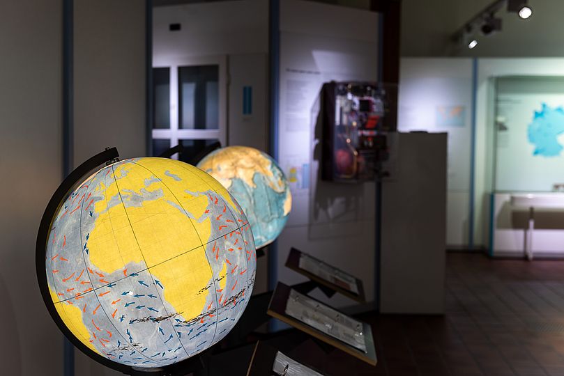 Das System Erde dargestellt durch verschiedene Globen.