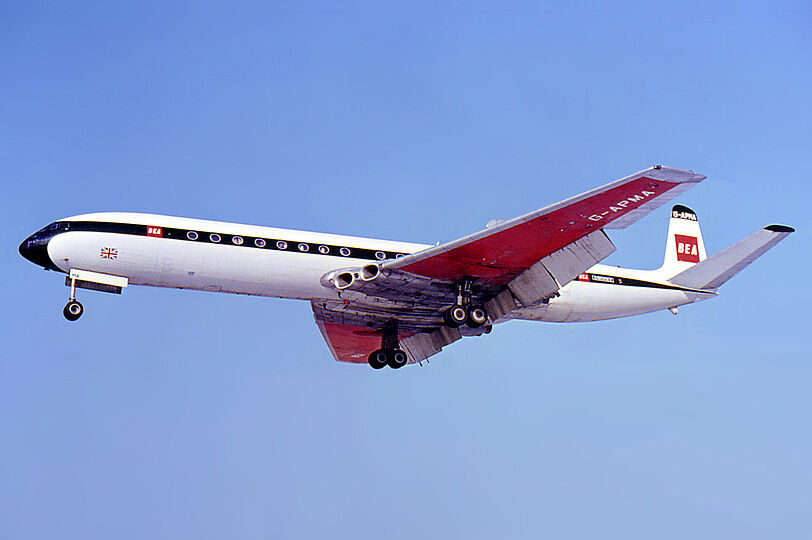 Verkehrsflugzeug mit Strahlantrie Havilland DH 106 „Comet“ in der Luft.