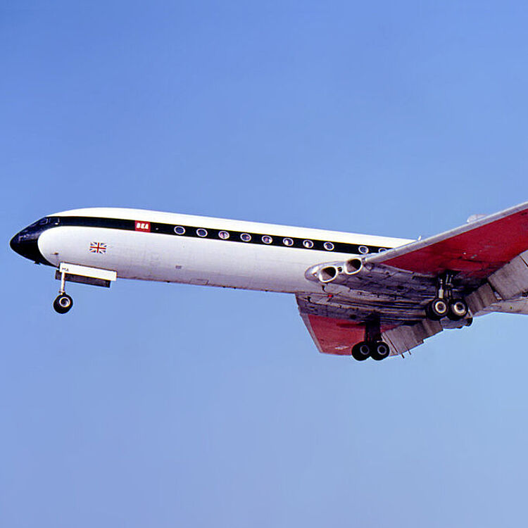 Verkehrsflugzeug mit Strahlantrie Havilland DH 106 „Comet“ in der Luft.