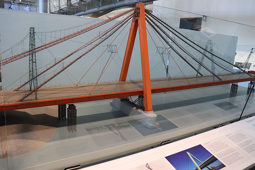Modell der Severinsbrücke über den Rhein 