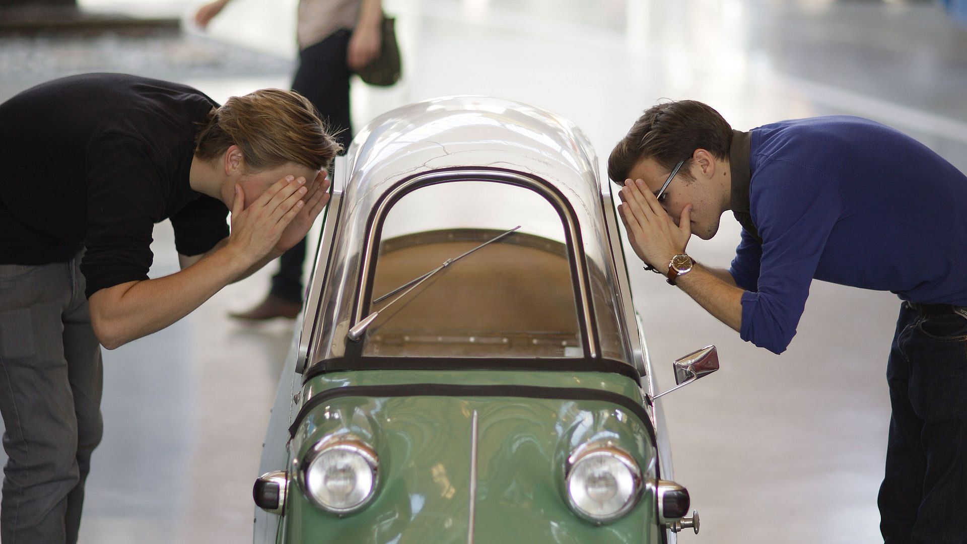 Verkehrszentrum_Besuch_Messerschmitt_DtMuseum_1187.jpg Besucher blicken in eine Messerschmitt.