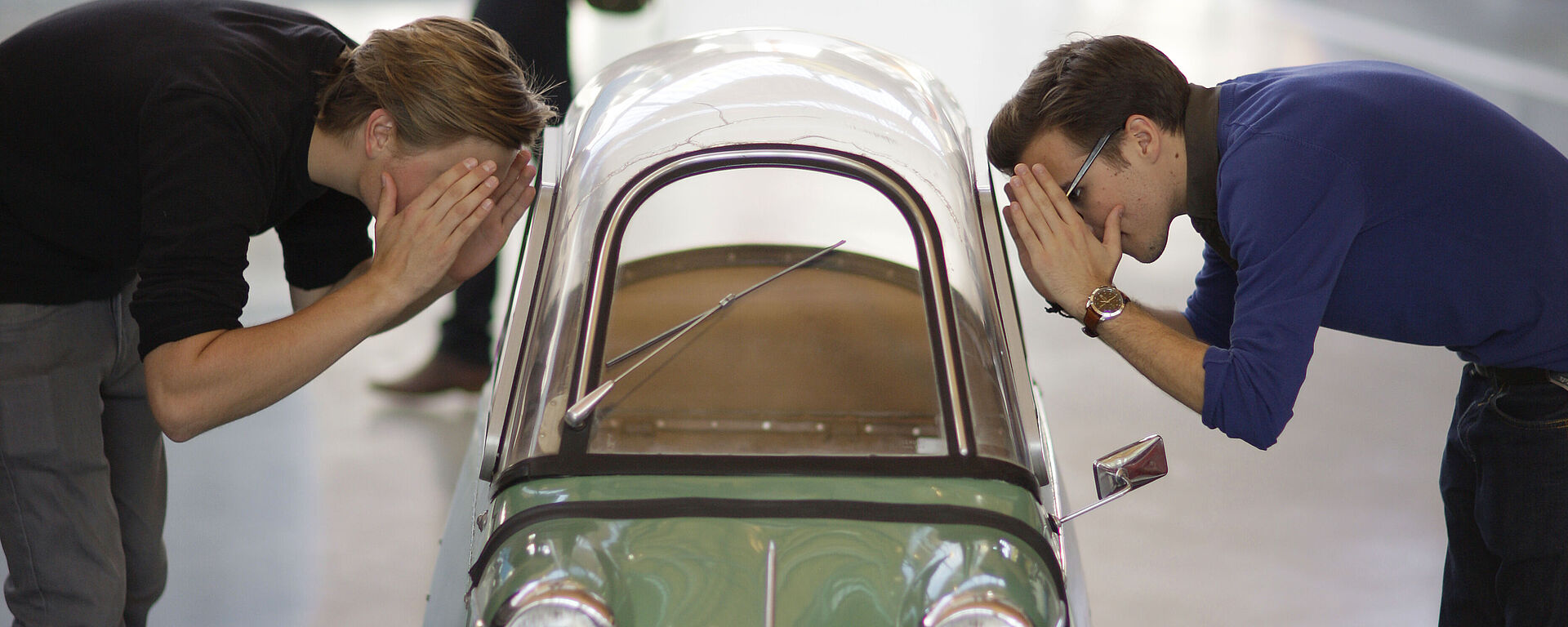 Besucher blicken in eine Messerschmitt.