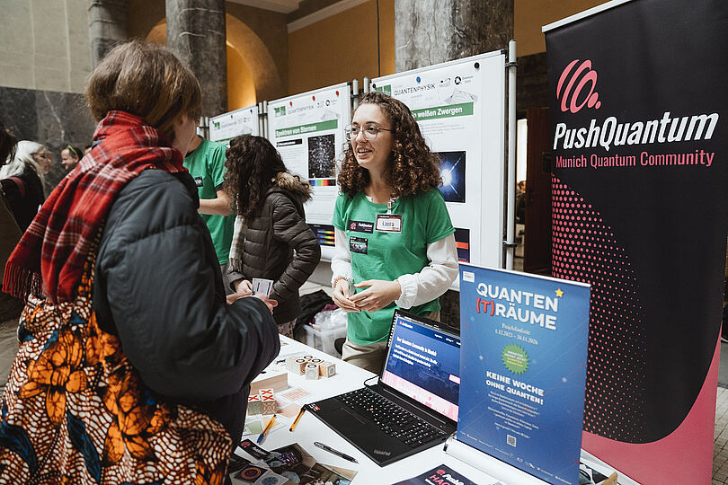 Menschen an einem Info Stand mit Plakaten