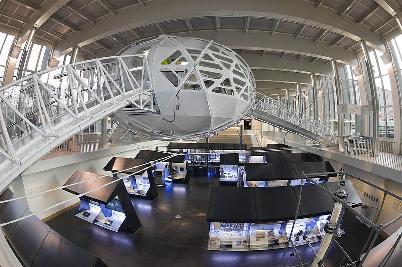 Blick ins Zentrum Neue Technologien mit dem DNA-Besucherlabor und darunter der Ausstellung Bio- und Nanotechnologie.