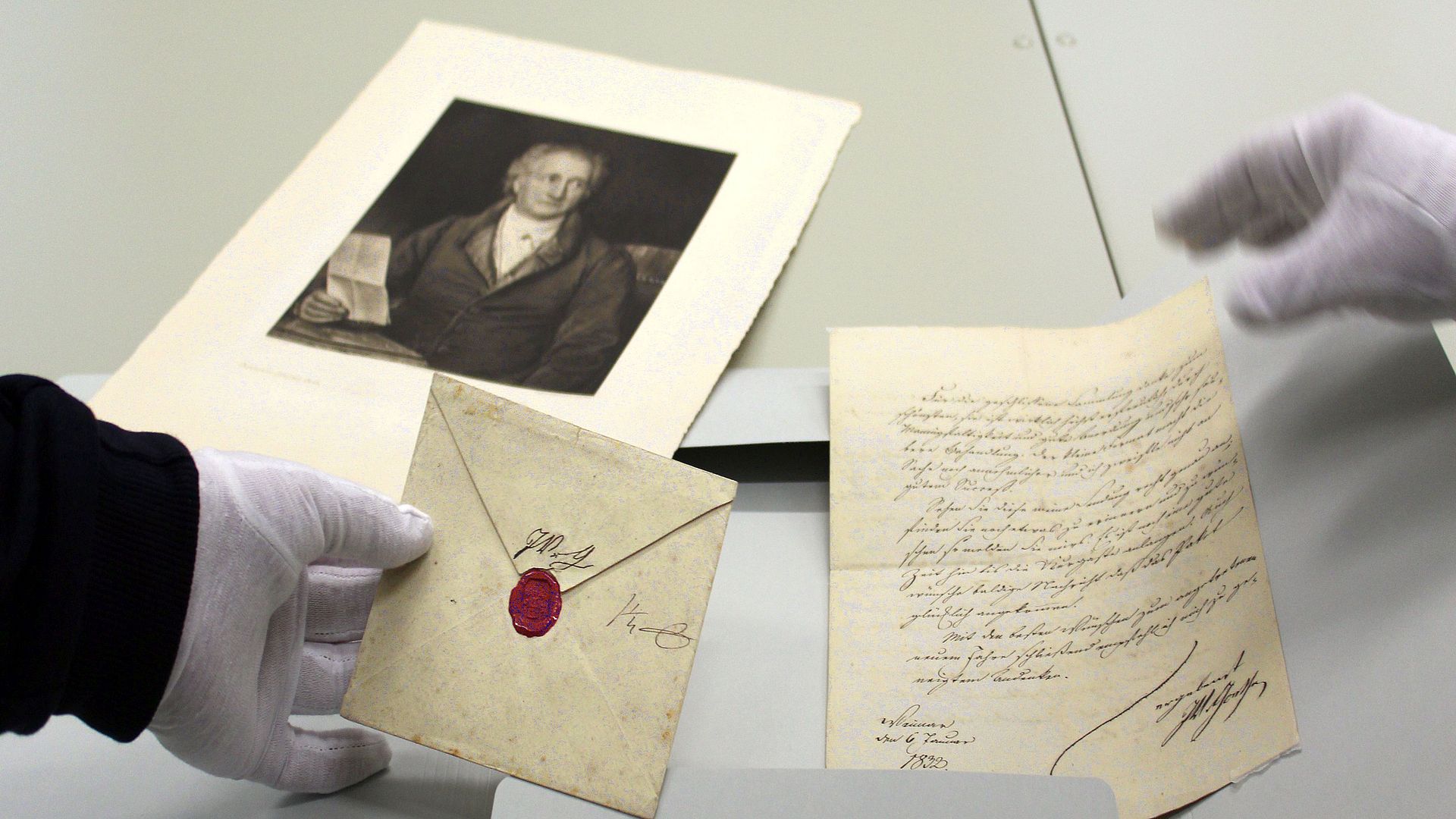 Ein originaler Brief von Johann Wolfgang von Goethe wird in einer Mappe im Archiv des Deutschen Museums verwahrt.
