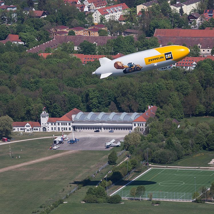 Zeppelin über der Flugwerft Schleißheim.