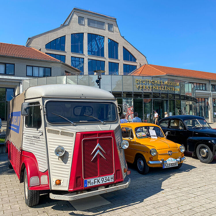 Oldtimertreffen vor dem Verkehrszentrum.