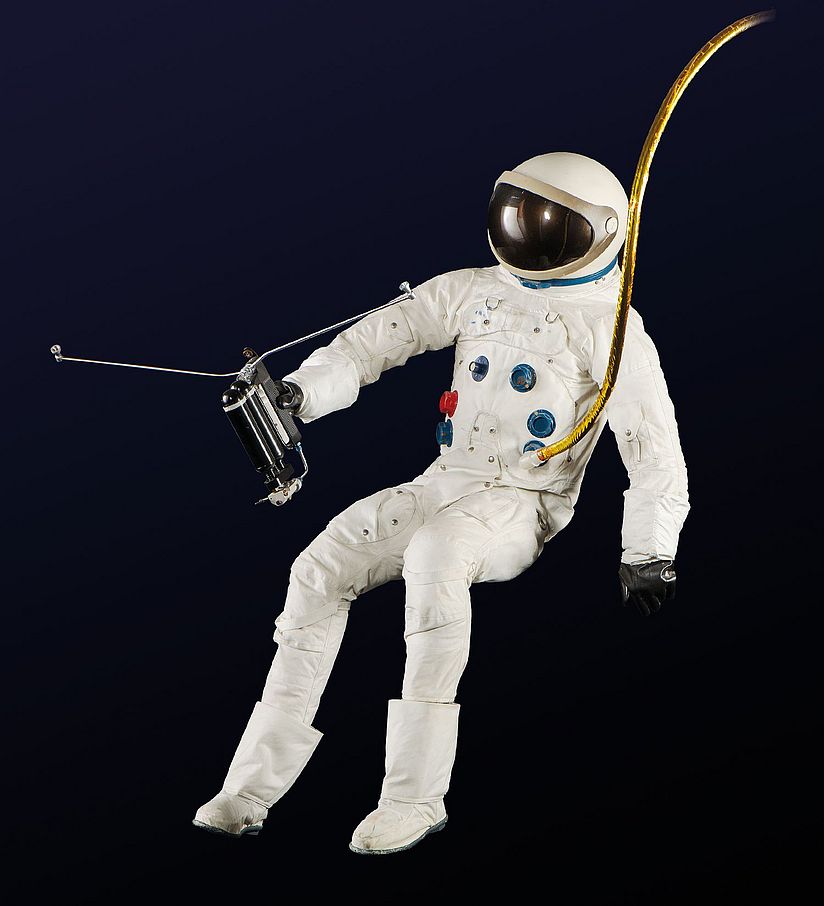 Astronaut mit Weltraumanzug schwebt im luftleeren Raum.