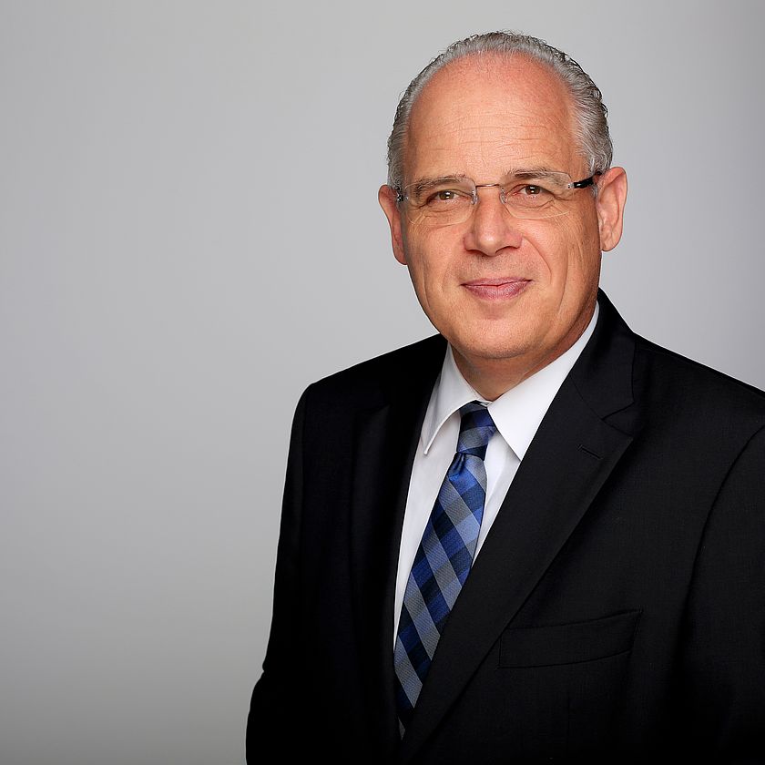 Porträtfoto von Henrik Häcker, dem kaufmännischen Leiter des Deutschen Museums.