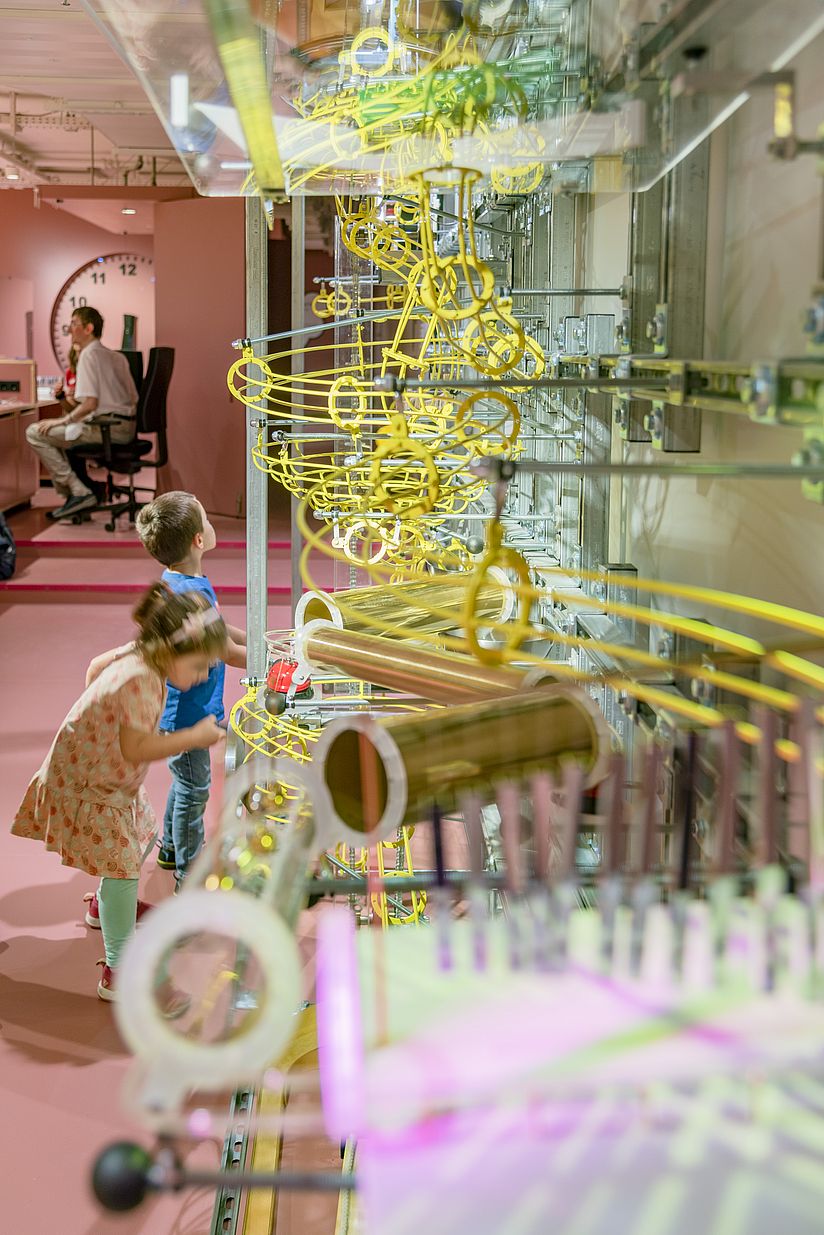 Zwei Kinder vo der großen Kugelbahn im Kinderreich des Deutschen Museums.
