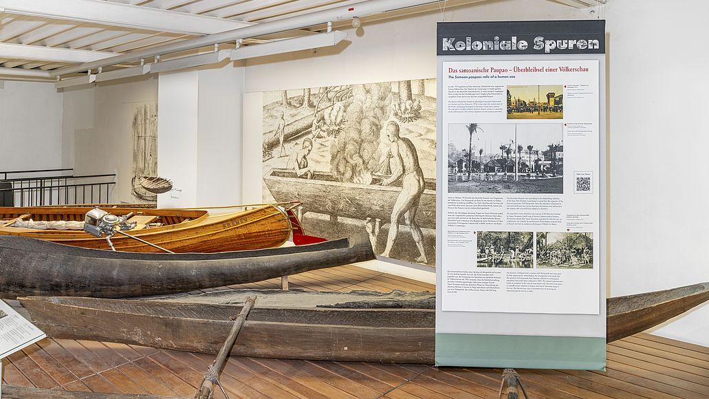 Ein Relikt einer Samoa-Völkerschau in der Ausstellung Schifffahrt: Auslegerkanu mit Aufsteller