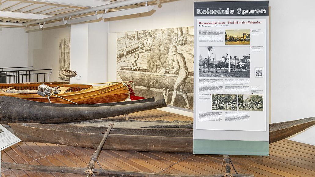 Ein Relikt einer Samoa-Völkerschau in der Ausstellung Schifffahrt: Auslegerkanu mit Aufsteller