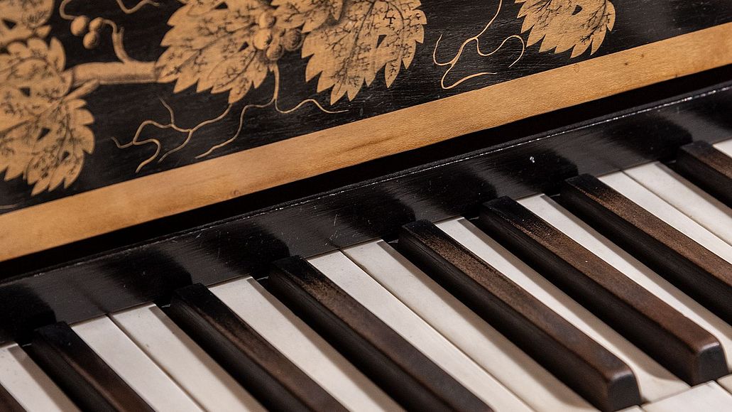 zur Ausstellung Musikinstrumente