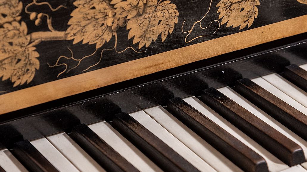 zur Ausstellung Musikinstrumente