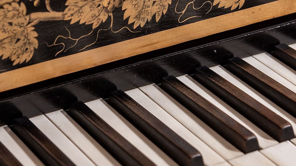 zur Ausstellung Musikinstrumente