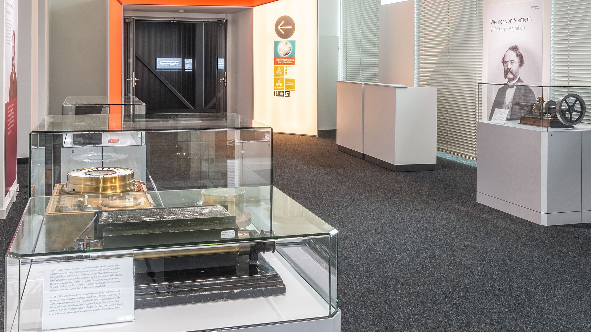 Blick in die Sonderausstellung mit Vitrine Läuteapparat.