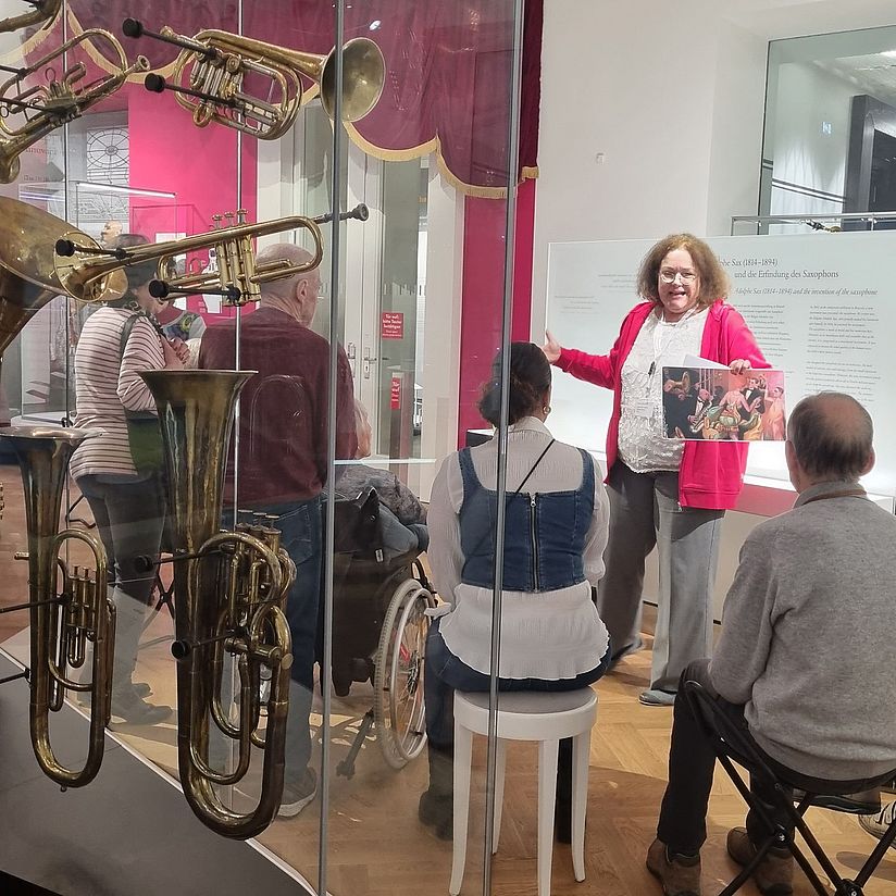 Führung für demenzerkranke Menschen durch die Ausstellung Musikinstrumente.