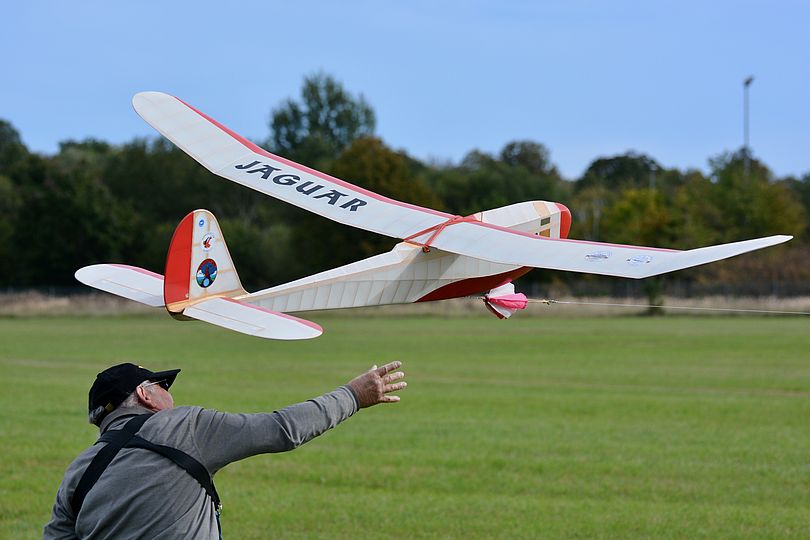 Historischen Modellflugzeug wird gestartet.