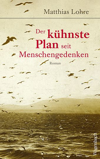 Buchcover "Der kühnste Plan seit Menschengedenken" zeigt ein Vögel, die über das Meer zur Küste fliegen.